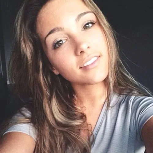 Selfie d'une fille brune et souriante