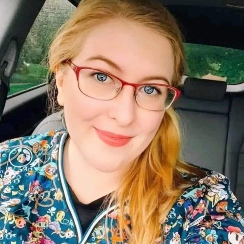 Une belle femme blonde dans une voiture, un joli sourire et des lunettes un peu sévères