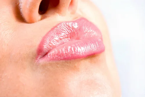 Une bouche sensuelle avec du rouge à lèvres rose