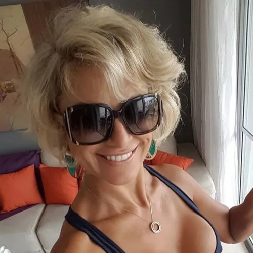 Une femme cougar blonde porte des grandes lunettes de soleil